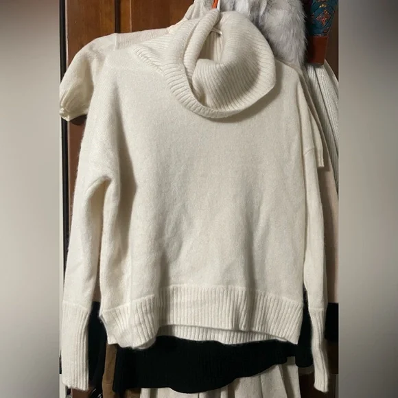 Rachael Zoe 2-Ply Cashmere Cream Turtleneck Sweater - Picture 2 of 11